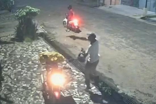 Homem é rendido por criminoso armado durante assalto próximo à Feira do Milagre, em Castanhal.