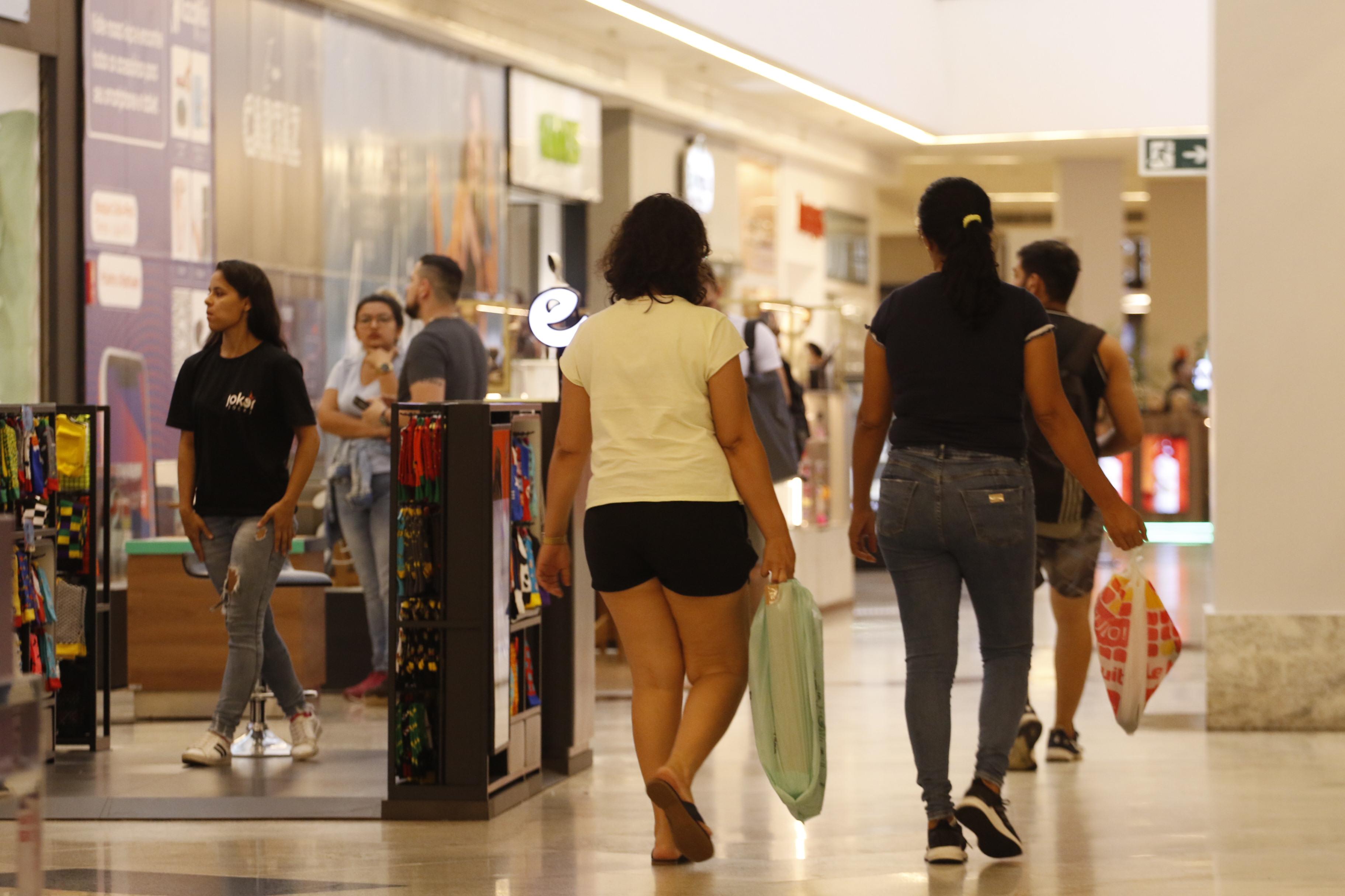 Lojas que têm estoque antecipado conseguem segurar vantagens promocionais para os clientes, no entanto, isso não é geral no comércio varejista