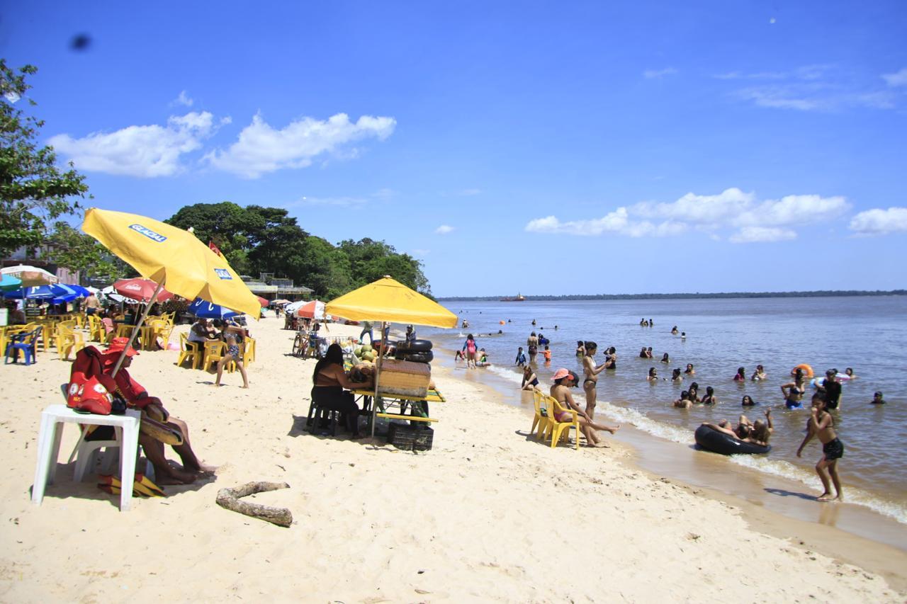 Muita gente aproveitou o primeiro sábado da temporada de férias de julho na Praia Grande, em Outeiro