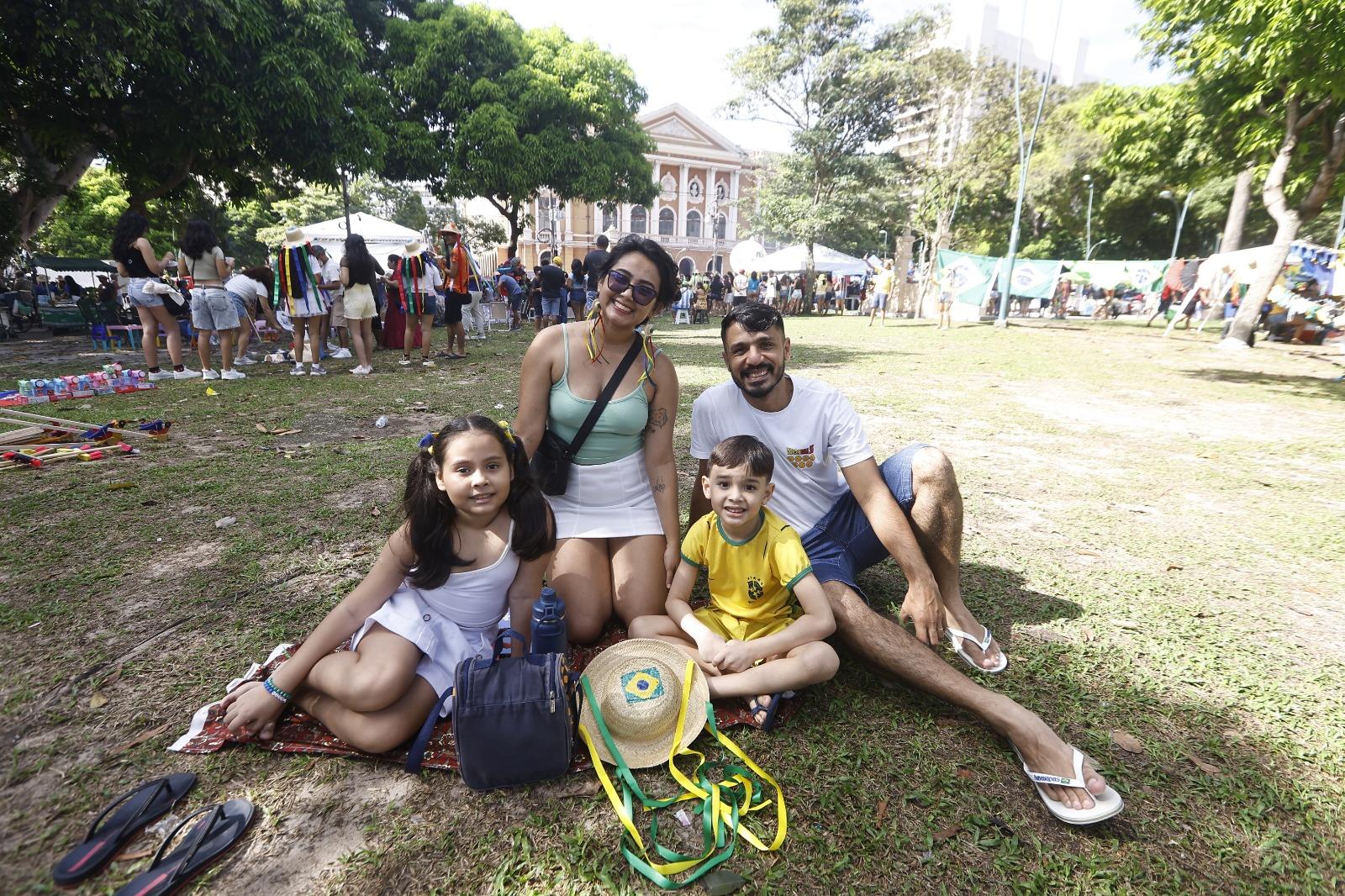 Cyanne e a família aproveitaram para prestigiar o último Arrastão do Pavulagem 2026